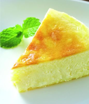 Delicioso bolo de esponja macia em pó misturado em diferentes sabores