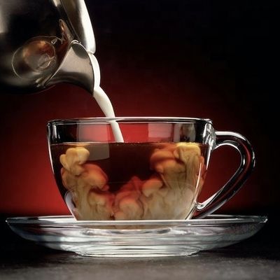 Cappuccino em espuma com 2-4% de proteína