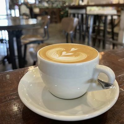 Cappuccino em espuma com 2-4% de proteína